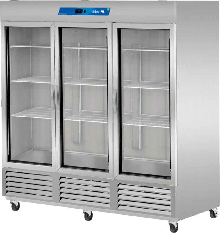 REFRIGERADOR 3 CUERPOS PROFESSIONAL LINE - 3 PUERTAS DE CRISTAL. R-290 Características Generales: Material: Acero Inoxidable, Bisagras en acero inoxidable. Color: Gris. 9 Parrillas ajustables en altura. Voltaje: 115V - 12.2 Amp. 3 Puertas sólidas con dispositivo automático de cierre. Evaporación automática del agua de deshielo y refrigeración por tiro forzado. Temperatura de trabajo: 0 a 5 °C en ambiente externo de 32°C. Montado sobre 6 ruedas. Eléctrico. Medidas: 206 x 81.2 x 198.1 (Frente x Fondo x Alto)